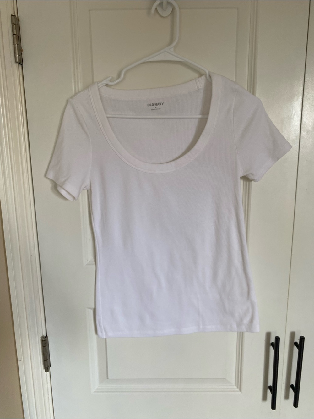 Old Navy White Scoop Neck Short Sleeve Tee